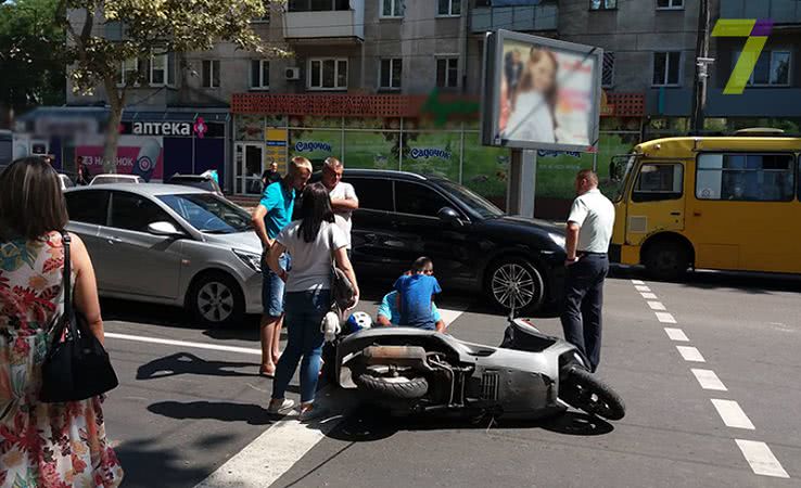 Легковушка подрезала мопед на проспекте Шевченко (фото)