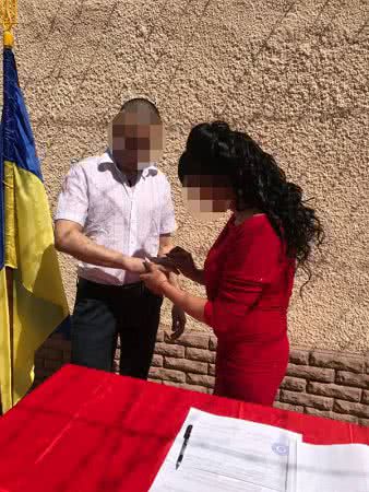Жених при "параде" и невеста в красном: в Измаильском СИЗО состоялась церемония бракосочетания
