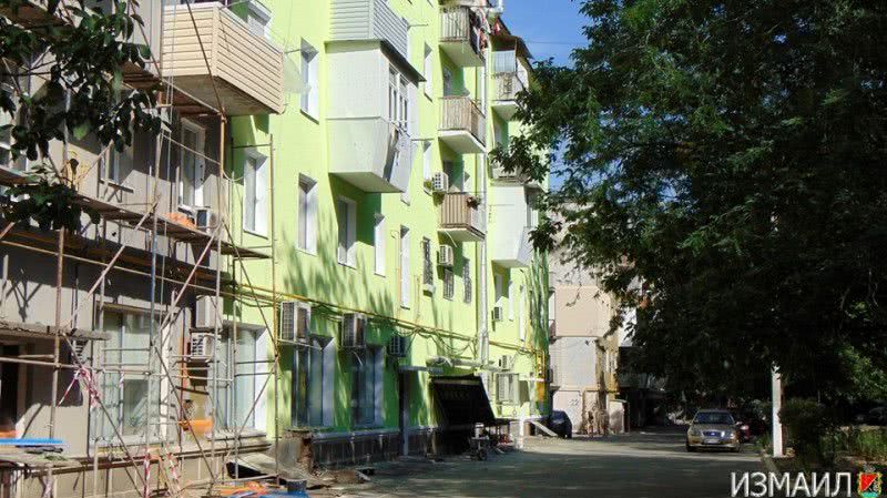 В Измаиле продолжают ремонтировать и утеплять фасады многоэтажек — надежда появилась и у проблемных объектов