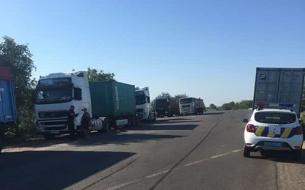 В Одесской области из-за нагревшегося асфальта за сутки остановили 40 большегрузов