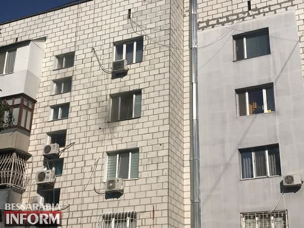Масштабный пожар в спальном районе Измаила — огонь охватил сразу несколько квартир