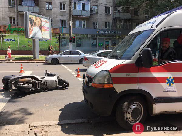 В Одессе на проспекте Шевченко столкнулись мопед и иномарка, есть пострадавшие. Фото