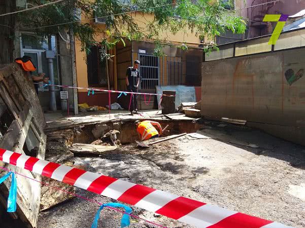 Провал глубиной несколько метров образовался в центре Одессы после ливней Провал глубиной несколько метров образовался в центре Одессы после ливней