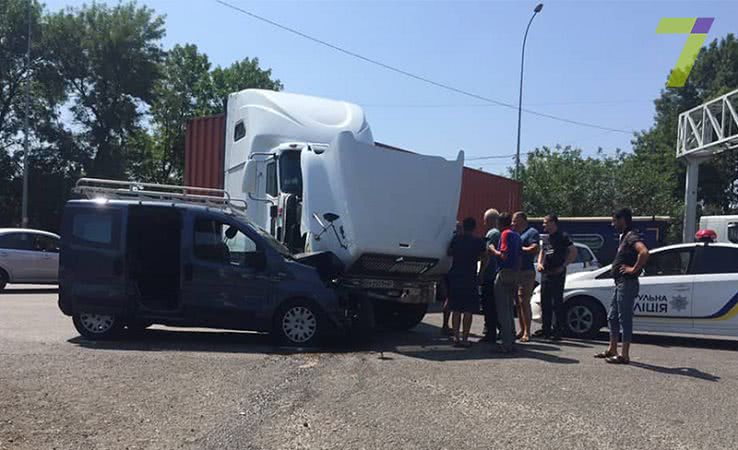 Из-за крупного ДТП на выезде из Одессы, перекрыто движение по Киевской трассе (фото)