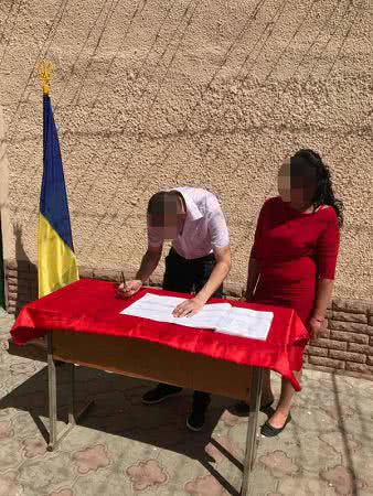 Жених при "параде" и невеста в красном: в Измаильском СИЗО состоялась церемония бракосочетания