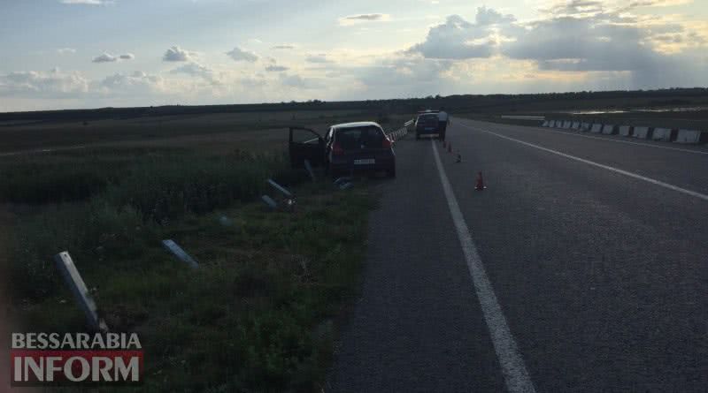 На трассе Одесса-Рени водительница Peugeot не вписалась в крутой поворот и врезалась в ограждение моста