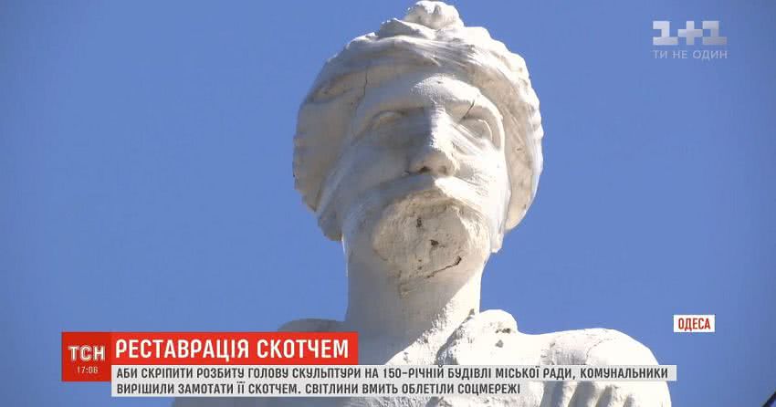 Бюджетна реставрація: одеські комунальники замотали фрагмент пам’ятки скотчем