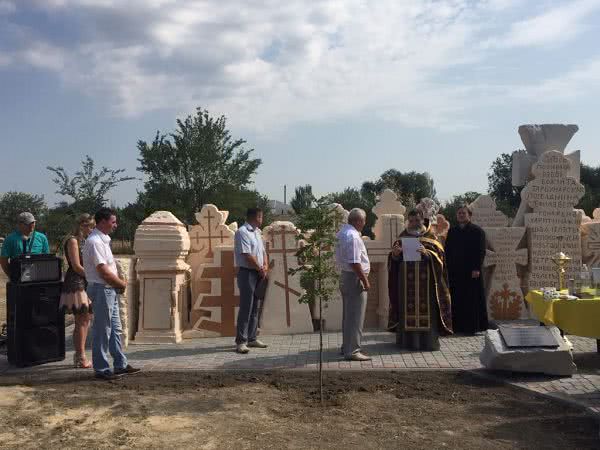 В Татарбунарах освятили мемориал Памяти прошлым поколениям