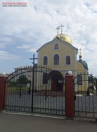 Одесская область: в Раздельной продолжают благоустраивать территорию возле православного храма