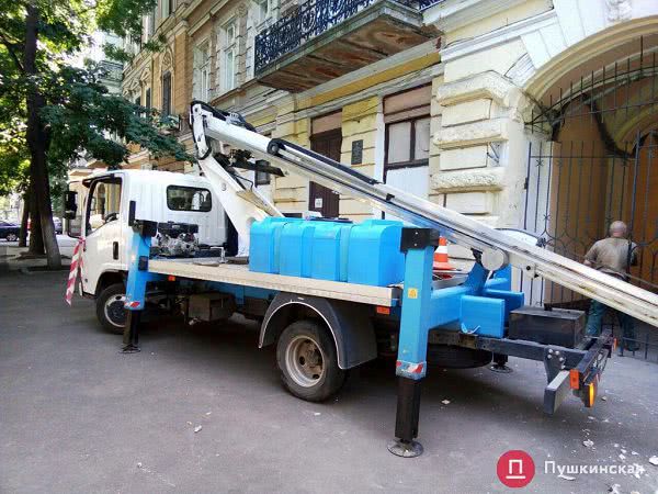 В Одессе с памятника архитектуры сбили лепнину: админпротокол составили на завхоза, ему грозит приличный штраф