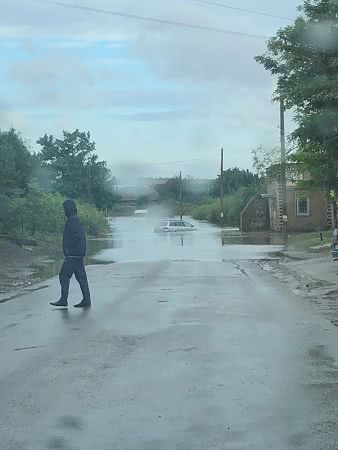 Последствия стихии в Белгород-Днестровском: провалившийся под асфальт автомобиль, затопленные улицы и размытые дороги