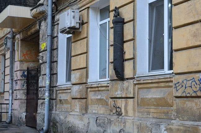 В центре Одессы вандалы повредили скульптуру (ФОТО)