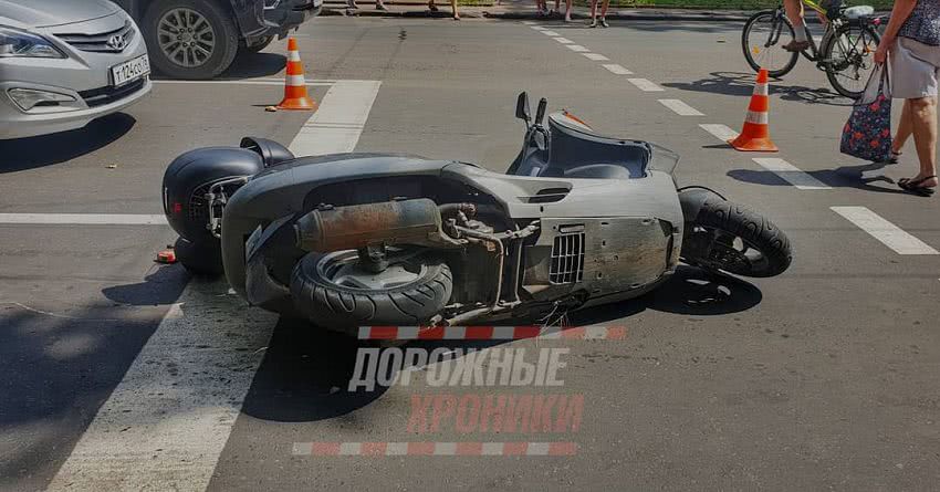 Мопедист испугался манёвра и устроил ДТП: пострадал ребёнок (фото)