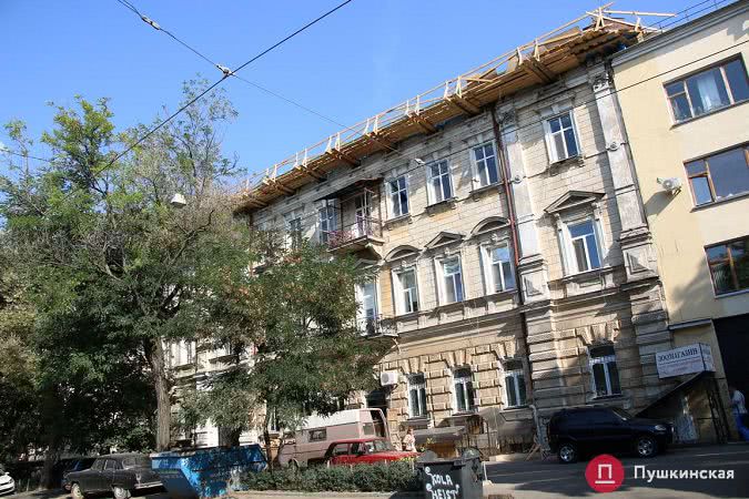 На памятнике архитектуры в центре Одессы достраивается мансарда: местных жителей все устраивает. Фото