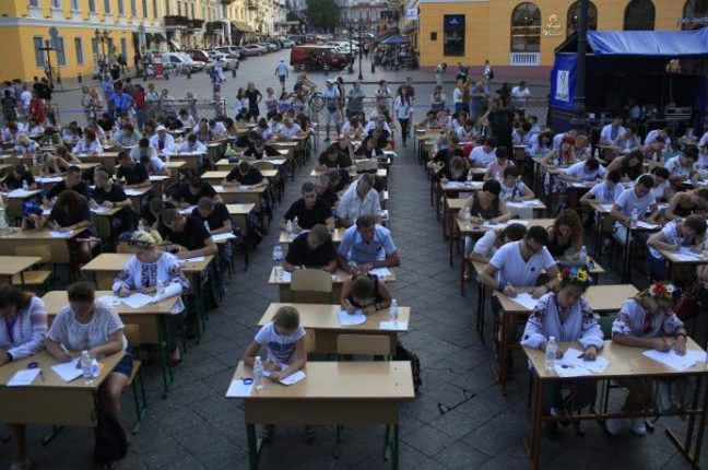 В Одессе у Потемкинской лестницы прошел массовый диктант по украинскому языку