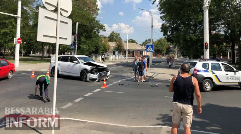 В центре Измаила Audi Q7, "проскакивая" на красный сигнал светофора, протаранил Hyundai