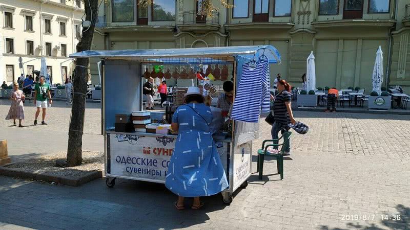 В мэрии Одессы объявили войну уличным торговцам на Дерибасовской и обнаружили «слив» информации