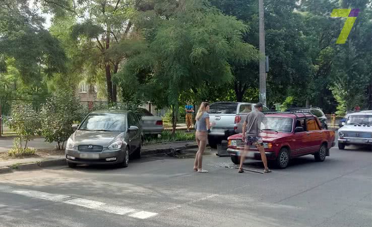 Два автомобиля не поделили дорогу в Суворовском районе Одессы (фото)