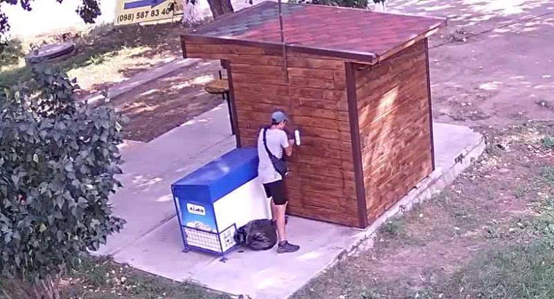 В Арцизе с помощью камер видеонаблюдения и охранной фирмы удалось задержать взломщиков кофейни