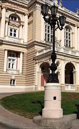 Фонарь возле Одесского оперного театра постепенно превратили в урну