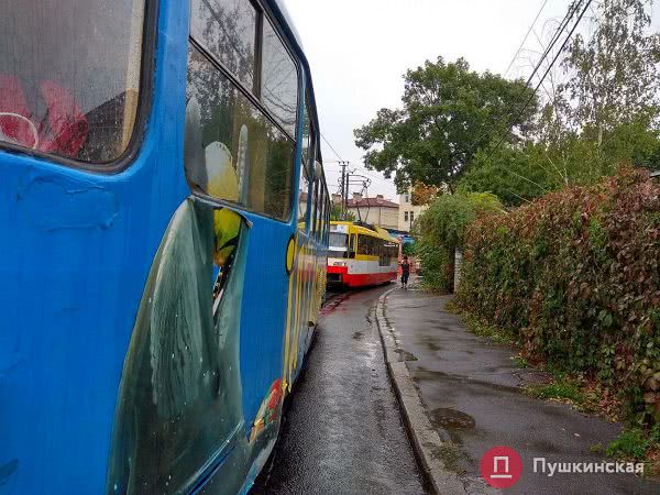 На Фонтане иномарка врезалась в забор и заблокировала движение трамваев. Фото
