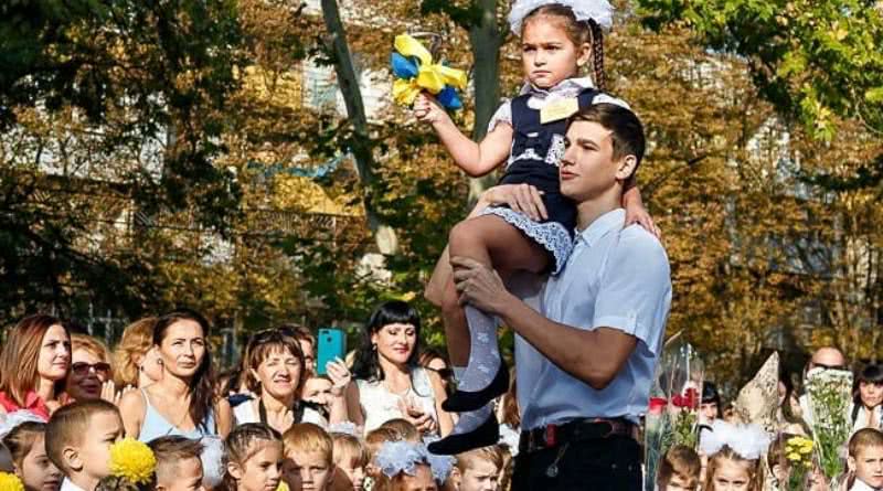 Сегодня в Измаиле за парты село больше тысячи первоклашек