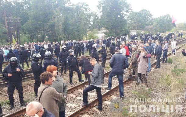 Во Львовской области полиция силой расчистила ж/д пути от блокады сторонников Семенченко