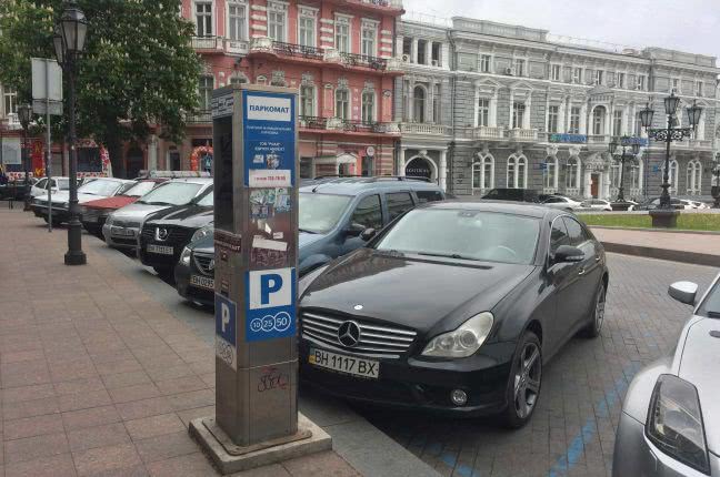 Одесские чиновники напомнили, что платить за парковку наличкой — незаконно