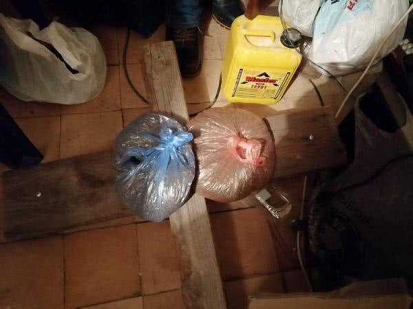 Вернулись к мирной жизни: в Одессе бывшие боевики организовали торговлю оружием (фото)
