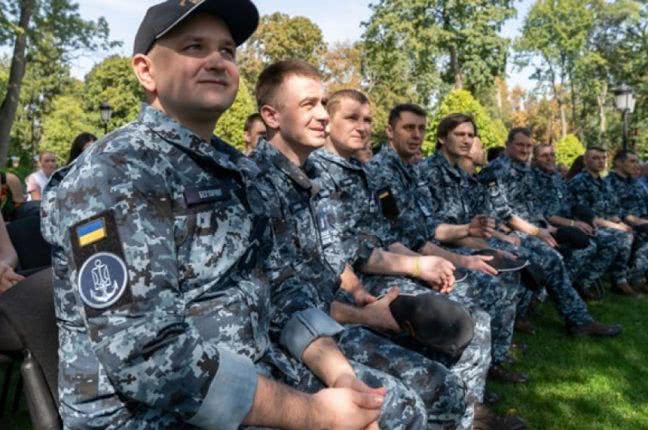 После обследования в госпитале освобожденные моряки едут домой в Одессу