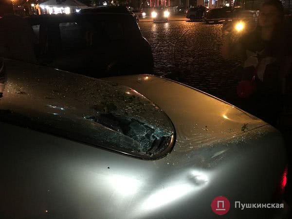 В центре Одессы дерево упало на автомобиль. Фото