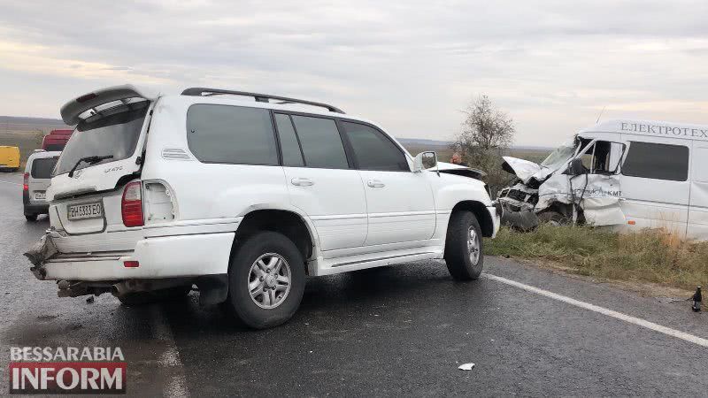 В Арцизском районе Sprinter слетел с трассы Одесса-Рени после столкновения с Lexus