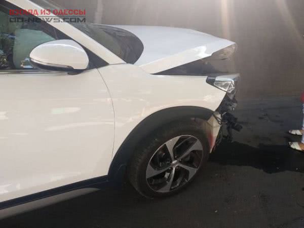 В Одессе в результате ДТП автомобиль влетел в стену дома