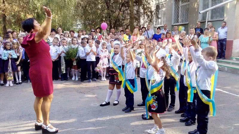В Белгороде-Днестровском на праздниках первого звонка присутствовали олимпийский чемпион и… полицейские
