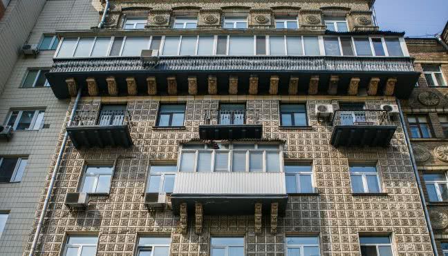 В Одессе женщину заставили избавиться от «нарощенного» балкона