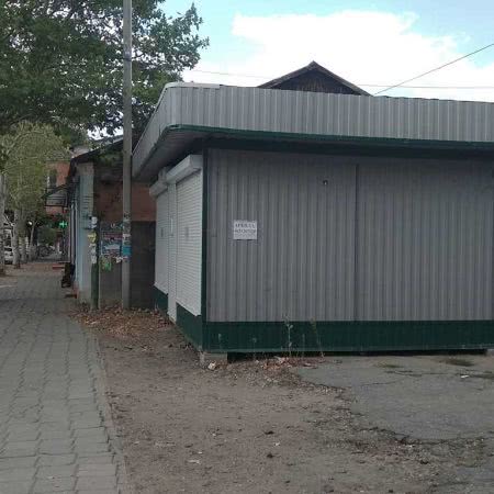 В Болграде стихийная свалка на одной из улиц города доставляет горожанам неудобства из-за страшной вони