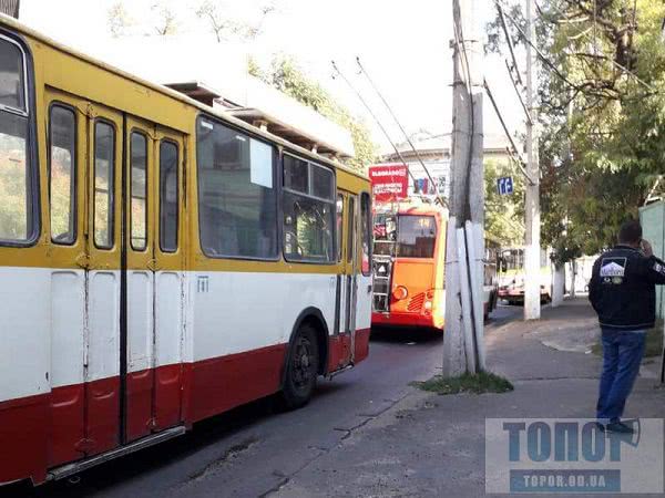 Не поделили дорогу: в Одессе из-за аварии на Малой Арнаутской остановилось движение троллейбусов (фото)