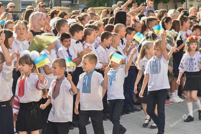 В школах Одессы прозвенел первый звонок (фоторепортаж)