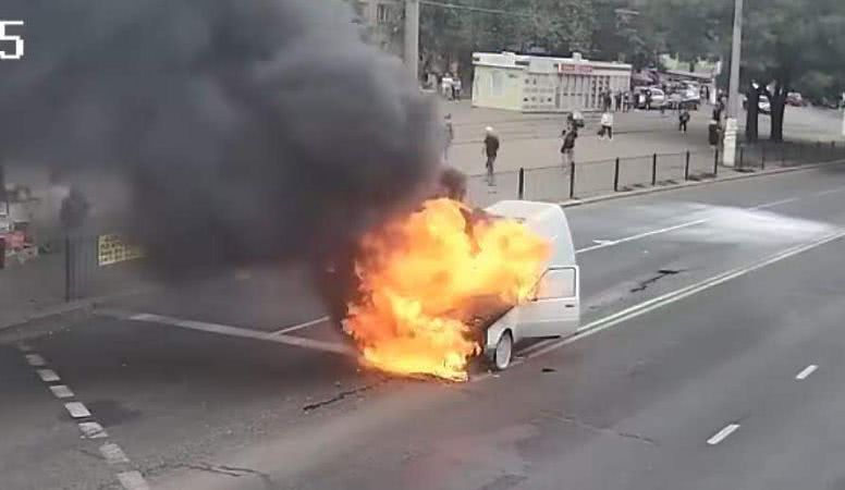 На поселке Котовского автомобиль сгорел за считанные минуты (видео)