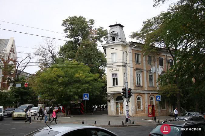 На памятнике архитектуры в центре Одессы покосилась башенка: конструкция выглядит ветхой. Фотофакт
