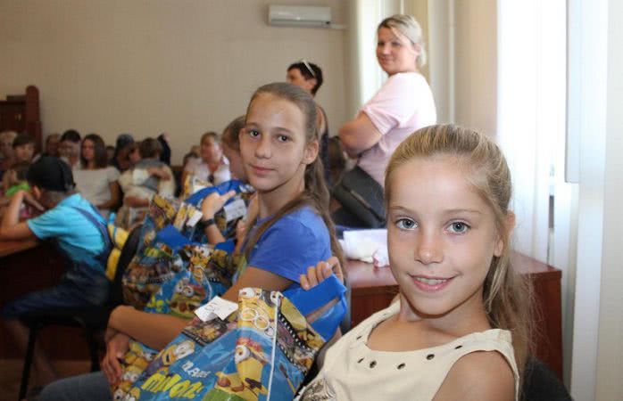 В Белгороде-Днестровском детям подарили школьные принадлежности и спортивную одежду