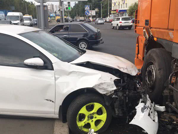 В Одессе легковушка сбила мотоциклиста и врезалась в грузовик. Фото
