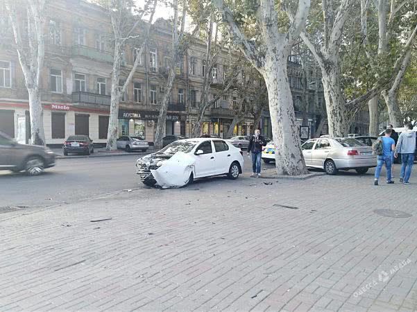 На Базарной иномарка протаранила припаркованное авто (фото)