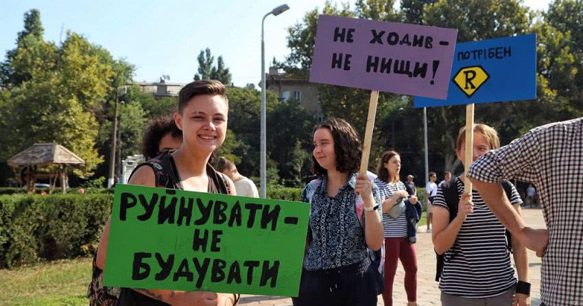 В Одесі кілька сотень людей пікетують ОДА на підтримку Ройтбурда