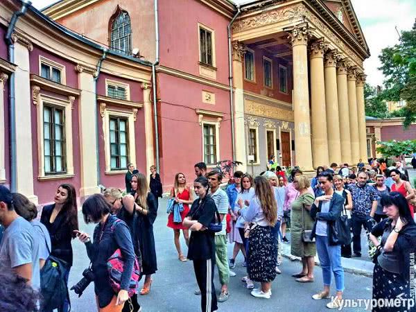 Кадр дня: огромная очередь в одесский музей на новую выставку (фото)