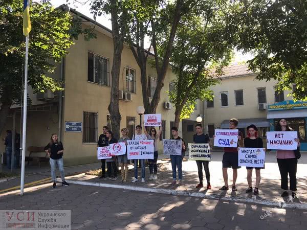 Нанес 9 ножевых ранений: у здания Киевского райсуда проходит митинг против домашнего насилия