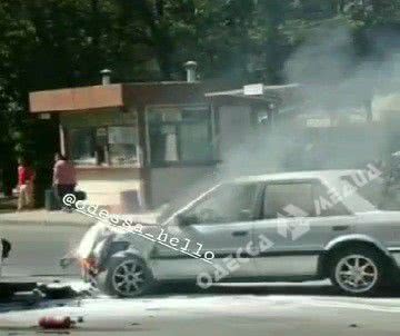 На окраине Одессы горит авто (видео)