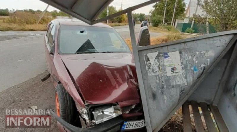 Измаильский район: в селе Матроска Opel после ДТП въехал в автобусную остановку