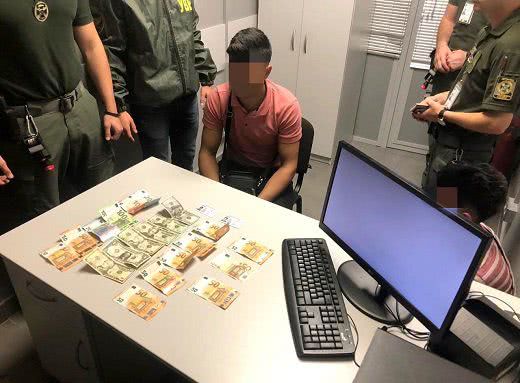 В Одесском аэропорту иностранцы предлагали пограничнику 1000 долларов