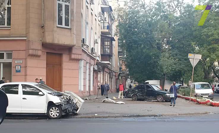 Утреннее ДТП в Одессе: у Renault смяло переднюю часть (фото)